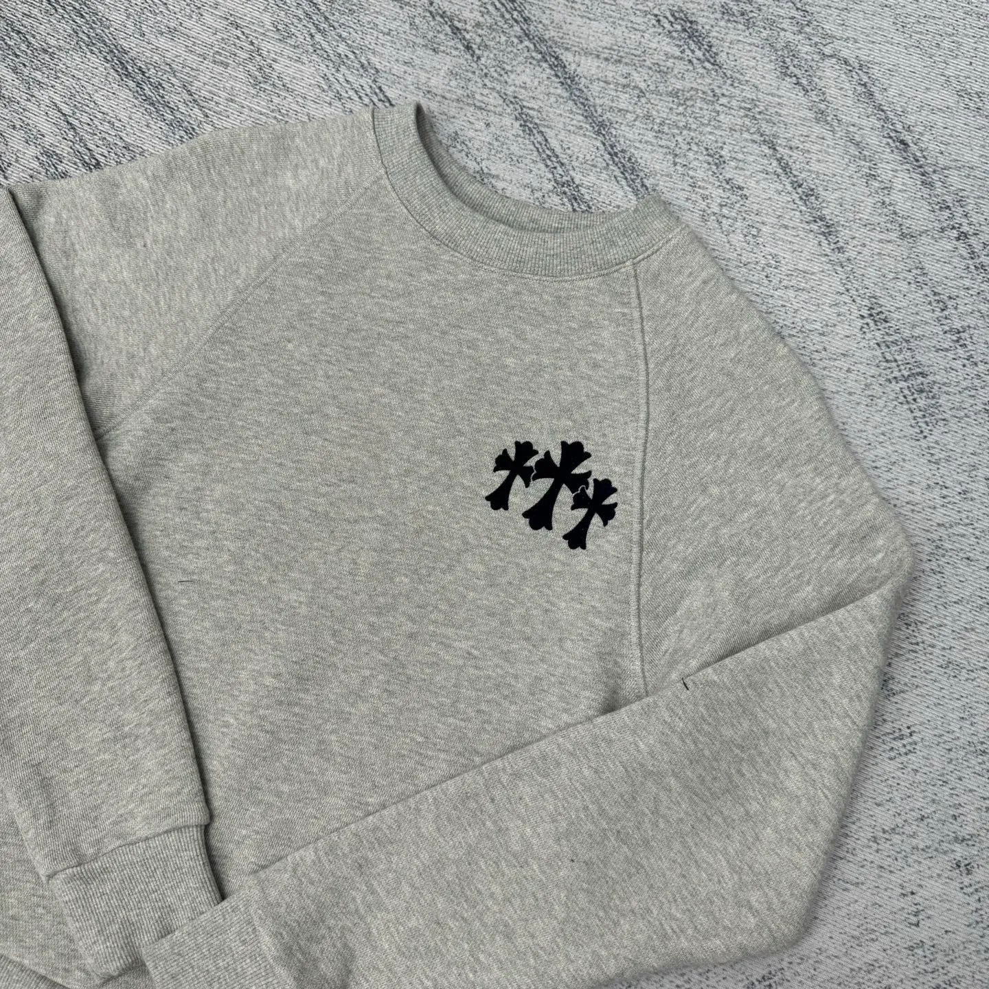 P320 Chrome hear 25FW early autumn new CH cross flocking round neck women's sweatshirt SIZE S/M/L Drop shoulder pullover silhouette sweatshirt tailoring Threaded hemming details on the cuffs and hem create a refined and coordinated atmosphere Cross logo embroidery decoration on the chest highlights the brand's high-end feel The overall style is low-key without losing texture. Casual and fashionable wear, suitable for commuting and daily travel